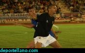 Carlos Garc�a intenta fajarse de un rival