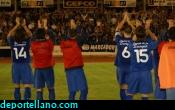 a- Los jugadores saludan al finalizar el encuentro