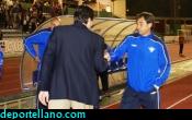 a- Los entrenadores se saludan al trmino del partido