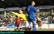 Gallo lucha por un baln areo