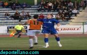 Vald�s salta con un defensa