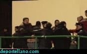 a- Los ultras del M�rida, siendo expulsados del estadio