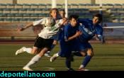 Manu Arias y Conget se llevan el bal�n ante un rival