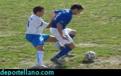 Candela protege el bal�n ante un rival