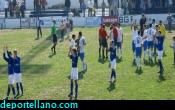 a- Algunos jugadores saludaron a los aficionados al final