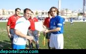 z- Richard recibe una placa por parte del capit�n sevillano