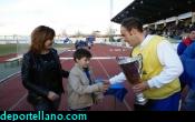 z- Vald�s recibe el trofeo al mejor de noviembre