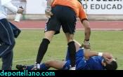 Gallo tuvo que ser atendido por un golpe en el muslo