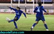 Richard despeja un bal�n en la segunda parte