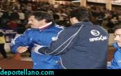 a- Los entrenadors se saludan al finalizar el encuentro