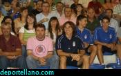 Richard sigui� a sus compa�eros desde la grada