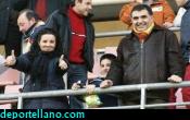 La familia al completo, la esposa gan al marido