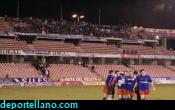 a- La aficin azul aplaudiendo a los suyos al final del encuentr