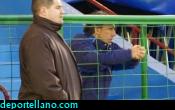 Oli, tras su expulsi�n vio el partido tras la valla