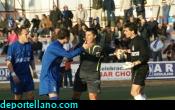 El arbitro no supo como explicar el penalti que haba pitado