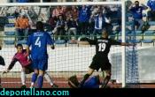 Richard se lanza y evita el gol de Oscar Martnez