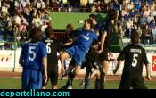 Gallo que aparece por detrs cabecea el empate a uno