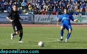Manu Arias corta un baln ante el acoso rival