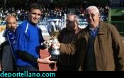 z- Rojas recibe el premio como el mejor del mes de Febrero