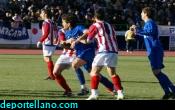 Manu es agarrado por dos defensas en un saque de esquina