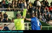 Patrick Suffo protesta al colegiado el gol anulado