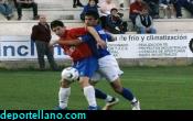 Andrs Ramos presionado por un rival intenta controlar el baln