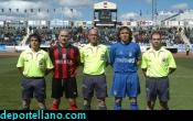 z- El trio arbitral posa con los capitanes