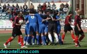 Los jugadores se abrazan celebrando el gol