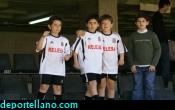 Nios con la equipacin del Cartagena