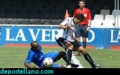 El cameruns Suffo disputa un baln desde el suelo