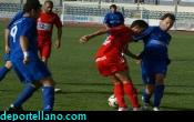 Aitor Go�i pugna por este bal�n bajo la mirada de Gallo