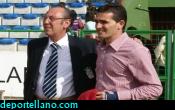 z- Rojas con la mano vendada junto al doctor
