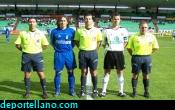 z- Richard posa con el trio arbitral y con el capit�n emeritense