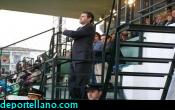 El nuevo entrenador del M�rida tras su banquillo