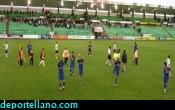 a- Imagen habitual, los jugadores saludan a la afici�n