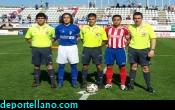 z- Richard posa junto al trio arbitral y el capit�n rojiblanco