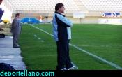 Los dos entrenadores atentos al juego