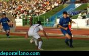 Pavone pierde el bal�n ante un rival