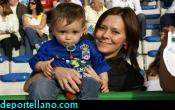 z- Richard cont� en la grada con el apoyo de su hijo y su mujer