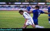 El argentino Pavone pelea on la defensa rival