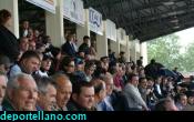 La afici�n se agrup� en Tribuna con la lluvia