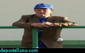 S�lo en un fondo, pero ataviado con sus colores