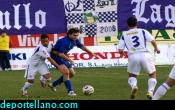 Amores sale con el bal�n controlado
