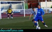 Oscar Ventaja protege el baln ante un defensor