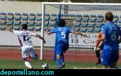 Ivn Moreno en el momento de disparar para el 0-1