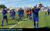 Los jugadores saludan a la aficion