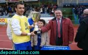 z- Gallo recibe el trofeo al mejor de Marzo