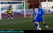 Oscar Ventaja protege el bal�n ante un defensor