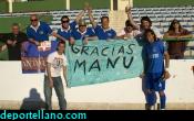a- Manu Arias ante la pancarta que le hicieron sus incondicional