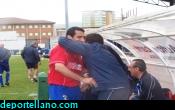 Ladis abraza a Manolo tras el gol del empate
